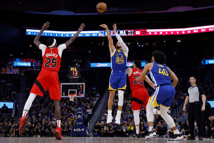 Steph Curry nasázel proti Torontu 35 bodů.