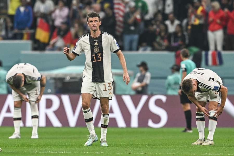 Thomas Müller bei der WM 2022 (mi.)