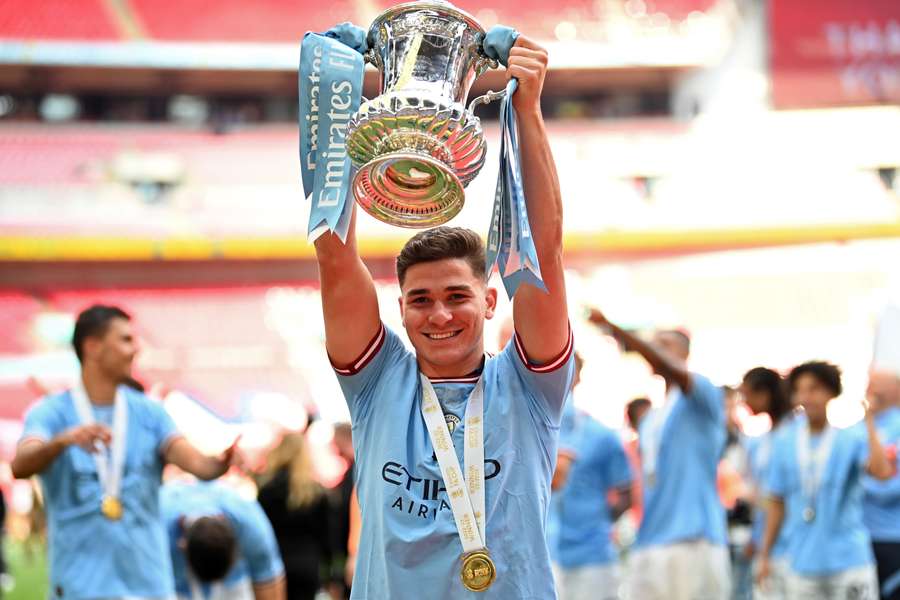 Julián Álvarez a soulevé le trophée de la FA Cup ce dimanche après la victoire de son équipe contre Manchester United.
