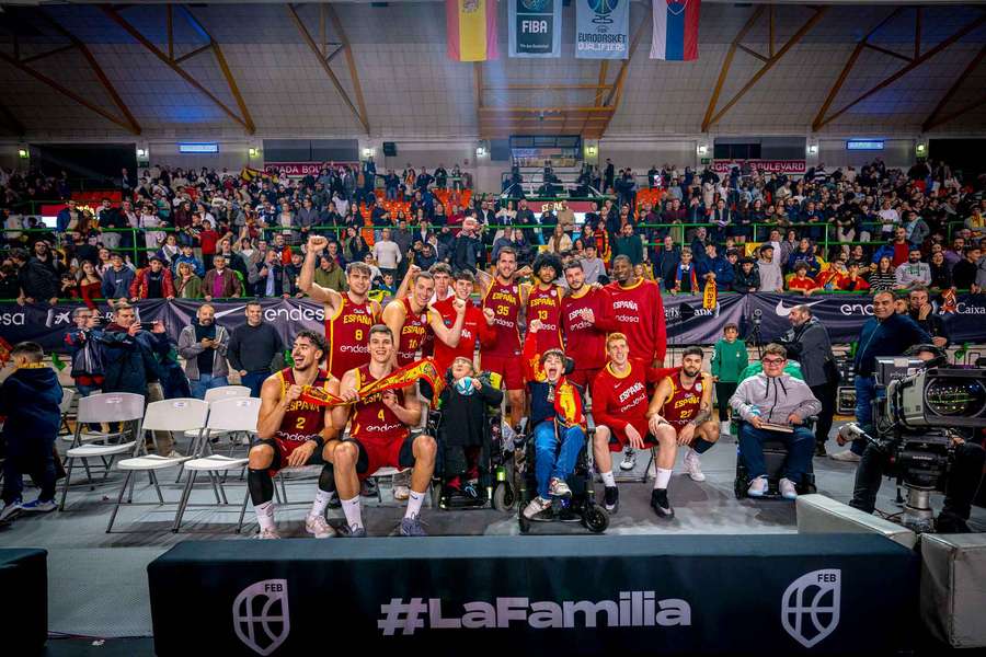 La selección española celebra su clasificación para el Eurobasket