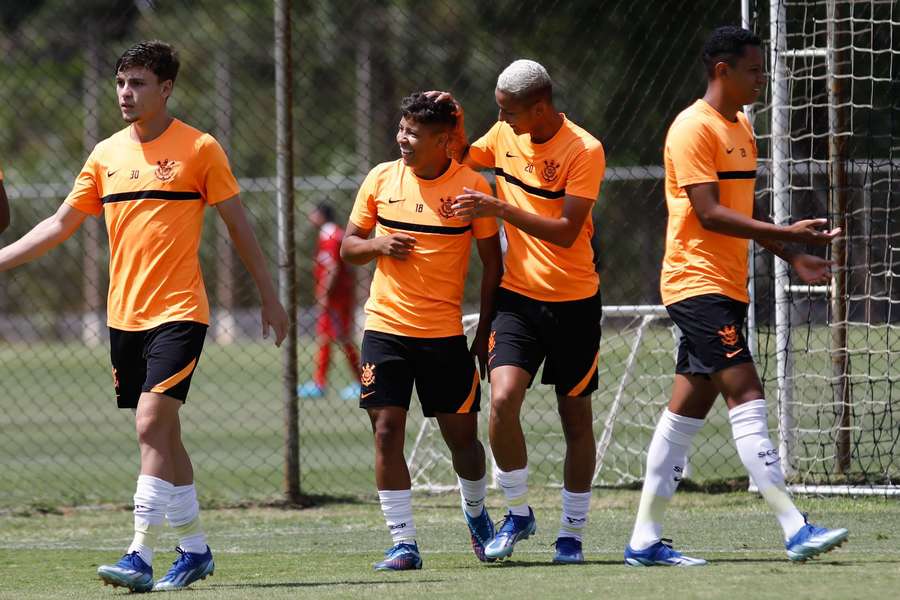 Elenco do Corinthians se preparou para a Copinha na Fazendinha