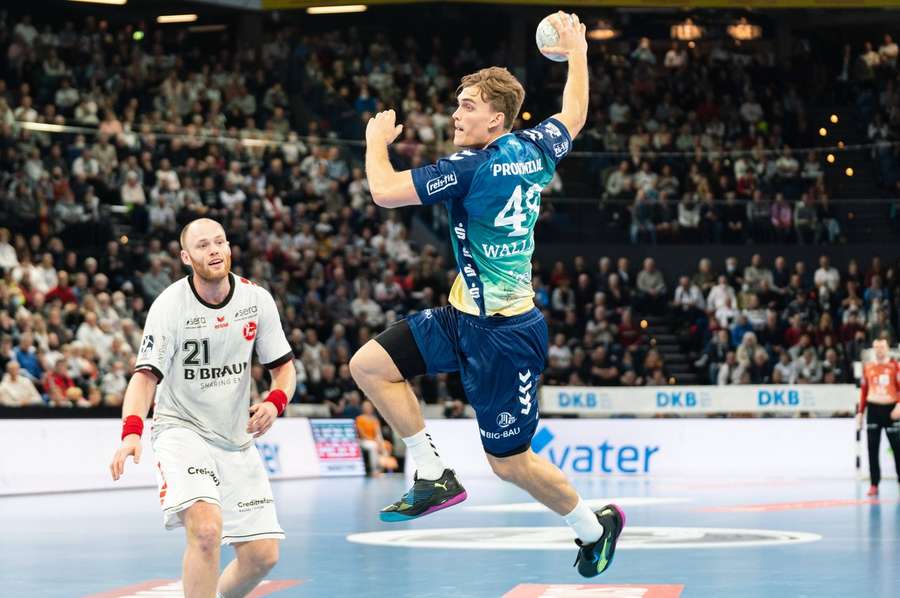 Wird der THW Kiel nach Knie-OP vorerst fehlen: Karl Wallinius (rechts)