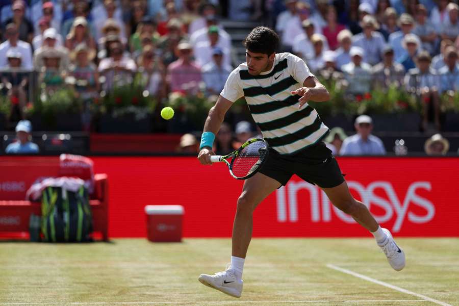 Alcaraz golpea la bola en Queen's.