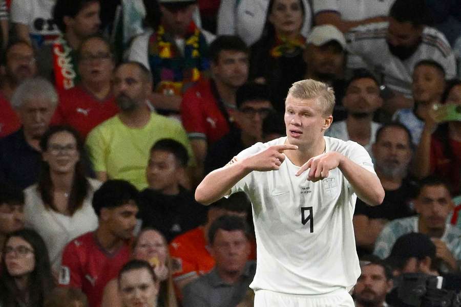 Erling Haaland asking Norway manager Stale Solbakken to sub him off. 