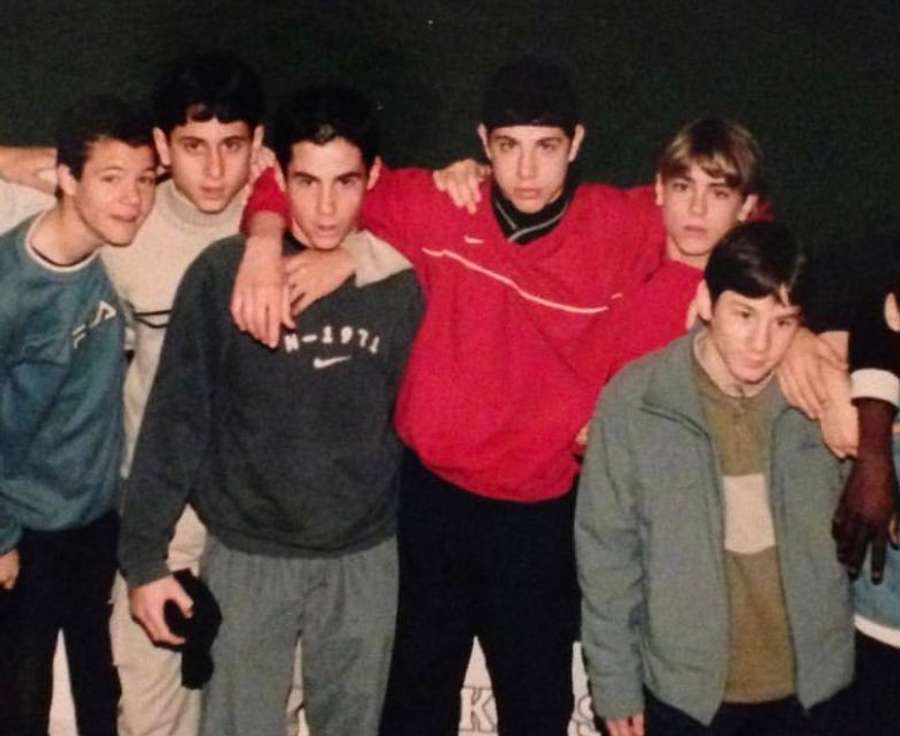 Marc Crosas ao lado de companheiros da base do Barça, dentre eles o jovem Messi