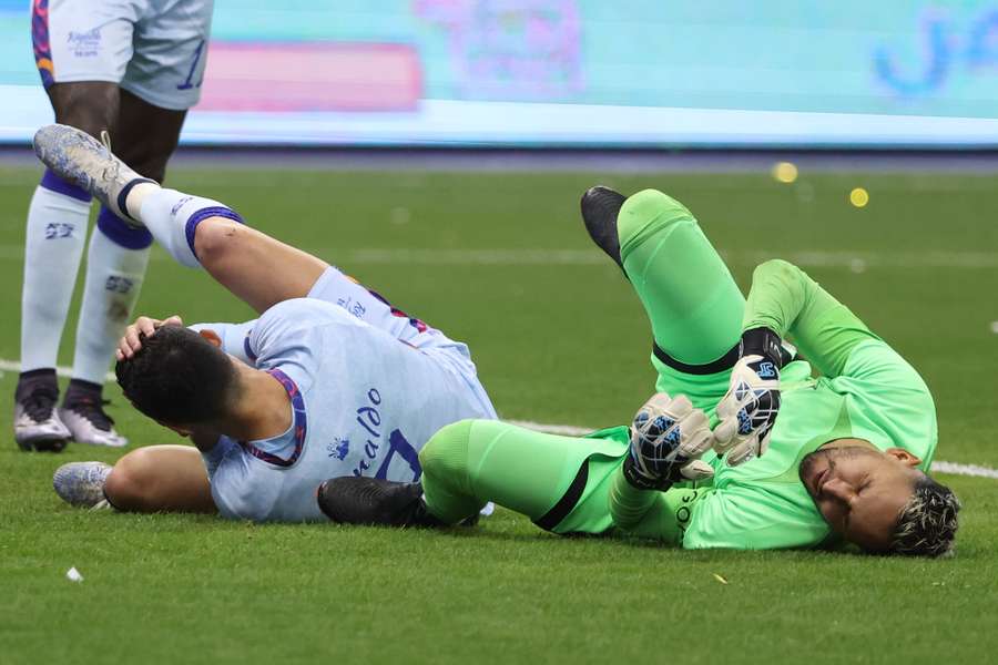 Keylor Navas se duele tras una acción con Cristiano Ronaldo
