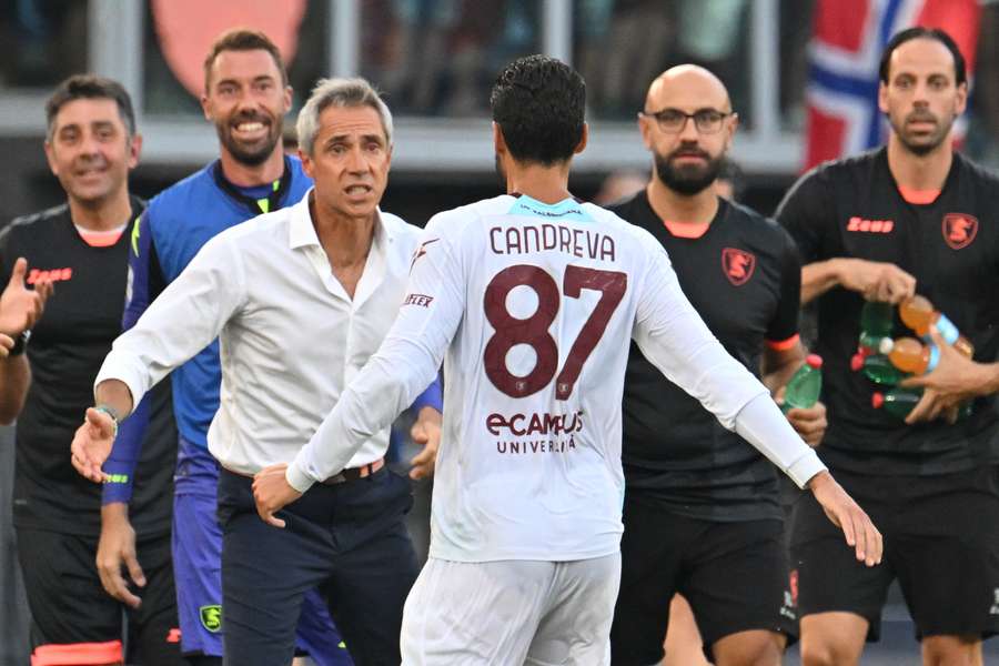 Candreva festeja o golo com o treinador da Salernitana, o português Paulo Sousa