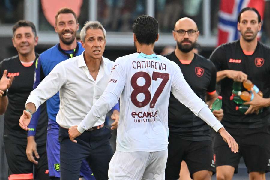 Candreva festeja o golo com o treinador da Salernitana, o português Paulo Sousa