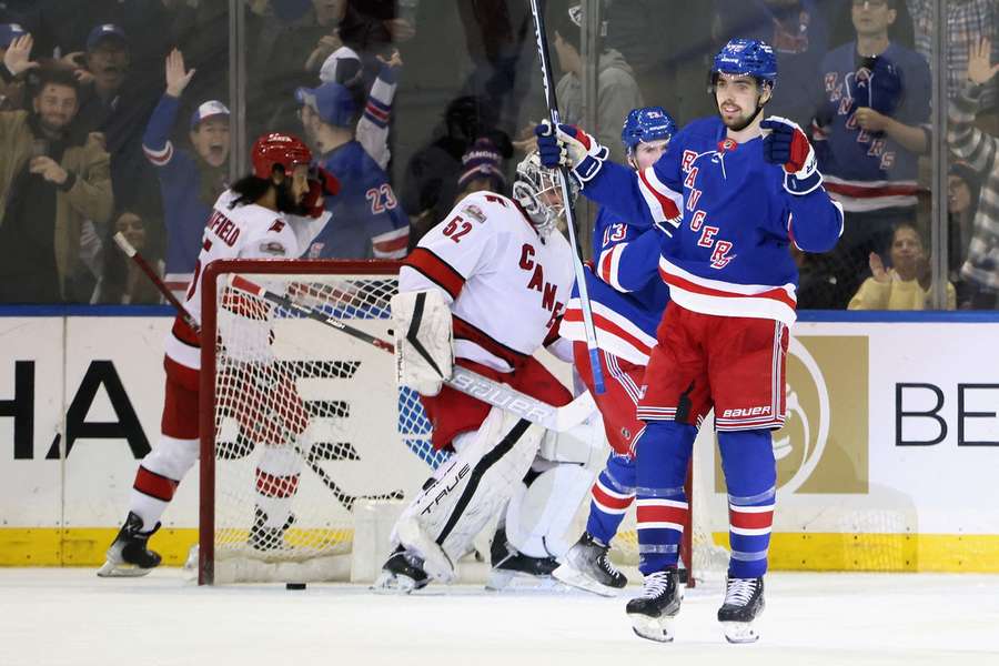 Chytil přispěl k výhře Rangers gólem a asistencí, Nečasova trefa stačila pouze na rekord