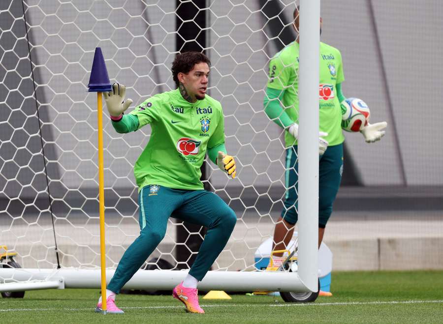 O reserva Ederson durante o treino da Seleção Brasileira O reserva Ederson durante o treino da Seleção Brasileira