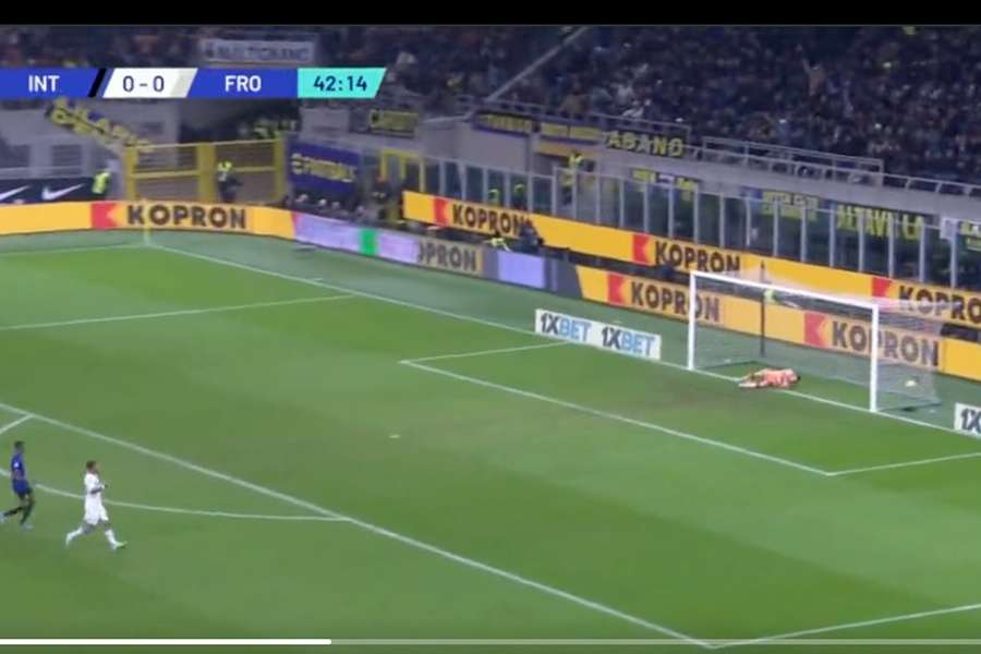 Gol incredibile di Dimarco da più di cinquanta metri contro il Frosinone 