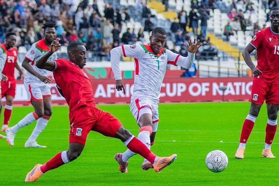 Ouattara disputa el balón con Ndong