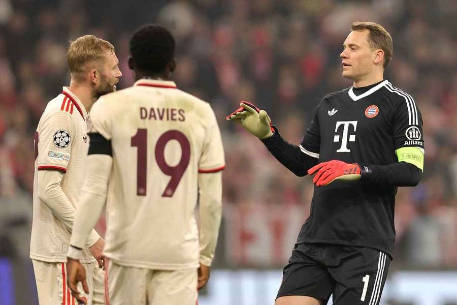 Manuel Neuer (dreapta) este incert pentru meciul cu Augsburg