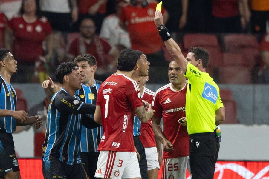 Carlos Vinícius deveria ter recebido o segundo cartão amarelo no jogo da ida
