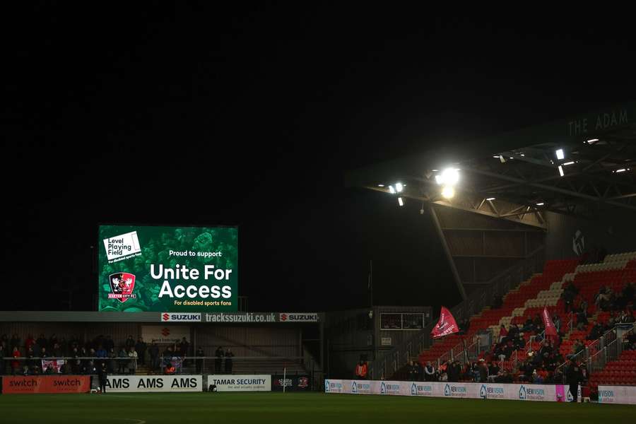 Der Fan schaute sich stattdessen ein Spiel der League One in Exeter an