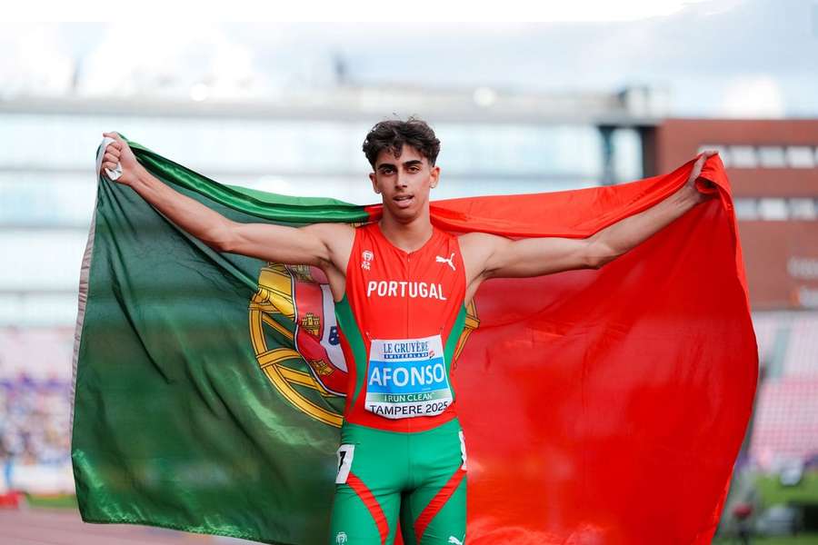 Mundiais de Atletismo: Estafeta masculina 4x400 metros bate recorde nacional