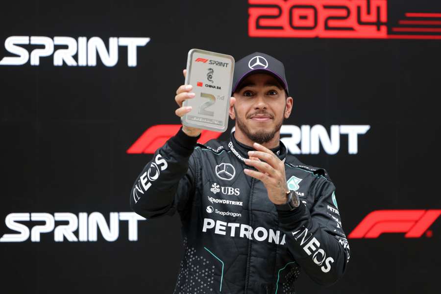 Lewis Hamilton met zijn prijs voor de tweede plek in de sprintrace