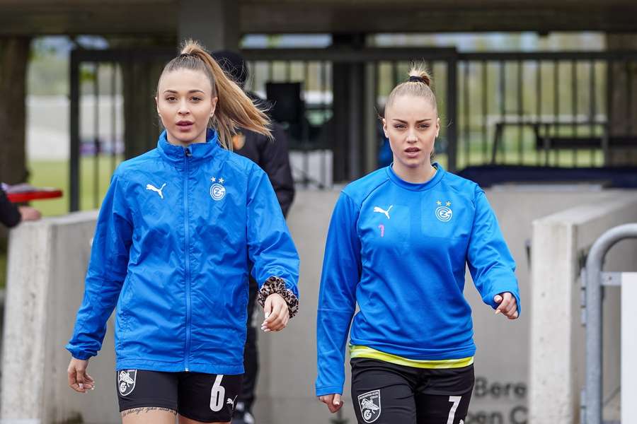 Ritmann (esq.), zagueira da seleção suíça, foi uma das vítimas