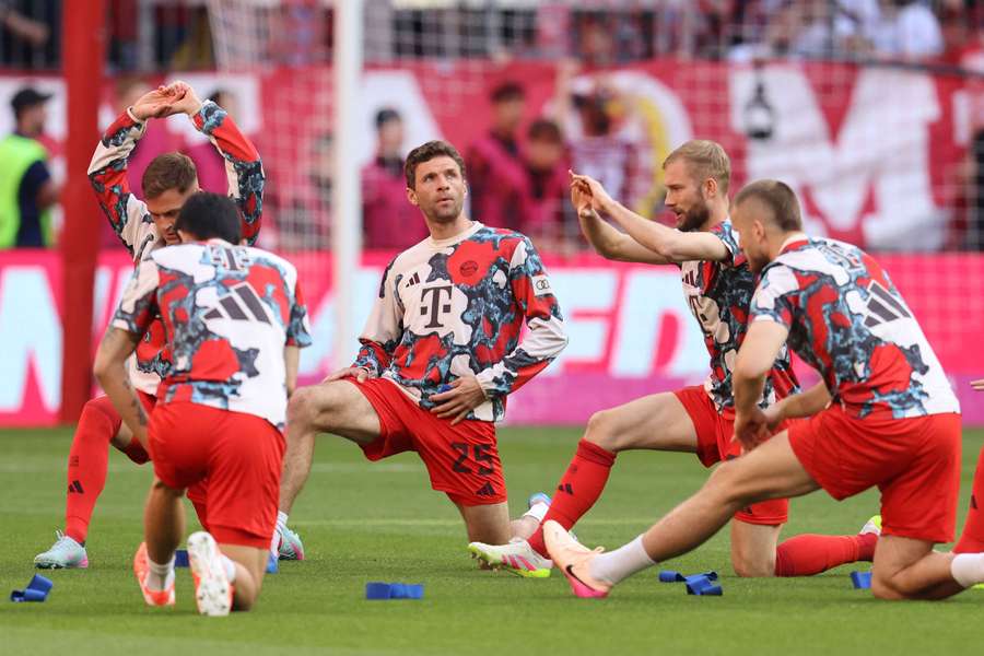 Thomas Muller si scalda con i compagni