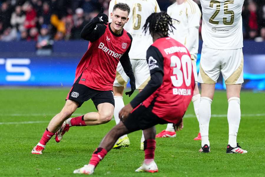 Florian Wirtz beim Torjubel mit Jeremie Frimpong.
