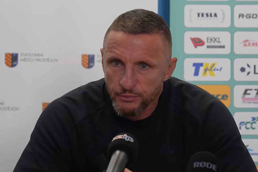 Trenér pražské Dukly Pavel Šustr na tiskovce v Prostějově opět bavil.