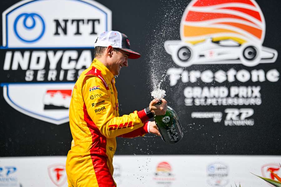Álex Palou celebra su triunfo en Alabama