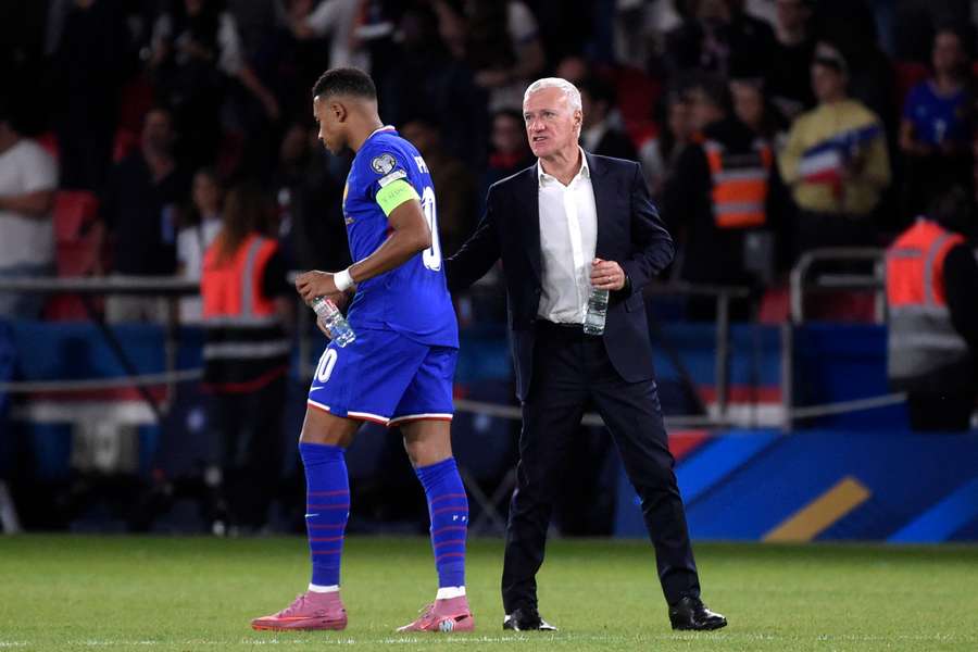 Deschamps y Mbappé, con Francia