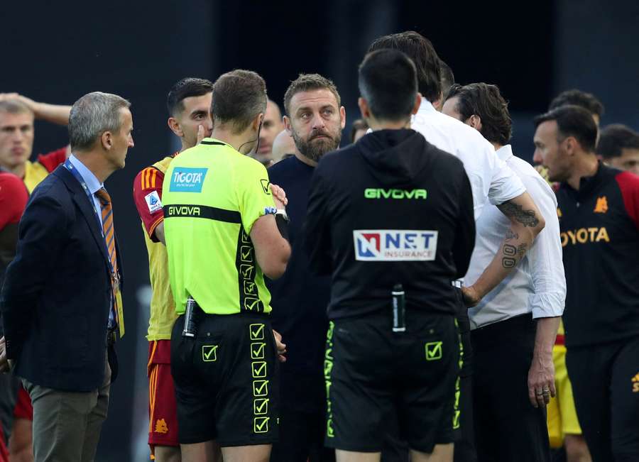 Daniele De Rossi speaks with referee Luca Pairetto after AS Roma's Evan Ndicka collapses on the pitch