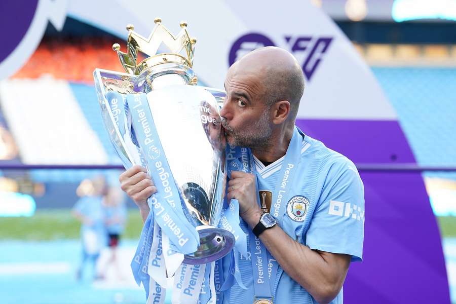 Menedżer Manchesteru City, Pep Guardiola, pozuje do zdjęcia z trofeum Premier League - ale czy zostało ono zdobyte uczciwie?