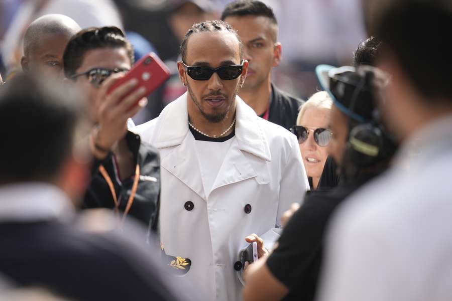 Mercedes wil graag langer door met Lewis Hamilton