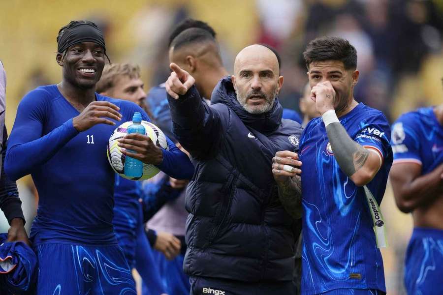 O técnico do Chelsea, Enzo Maresca, com Noni Madueke e Enzo Fernandez