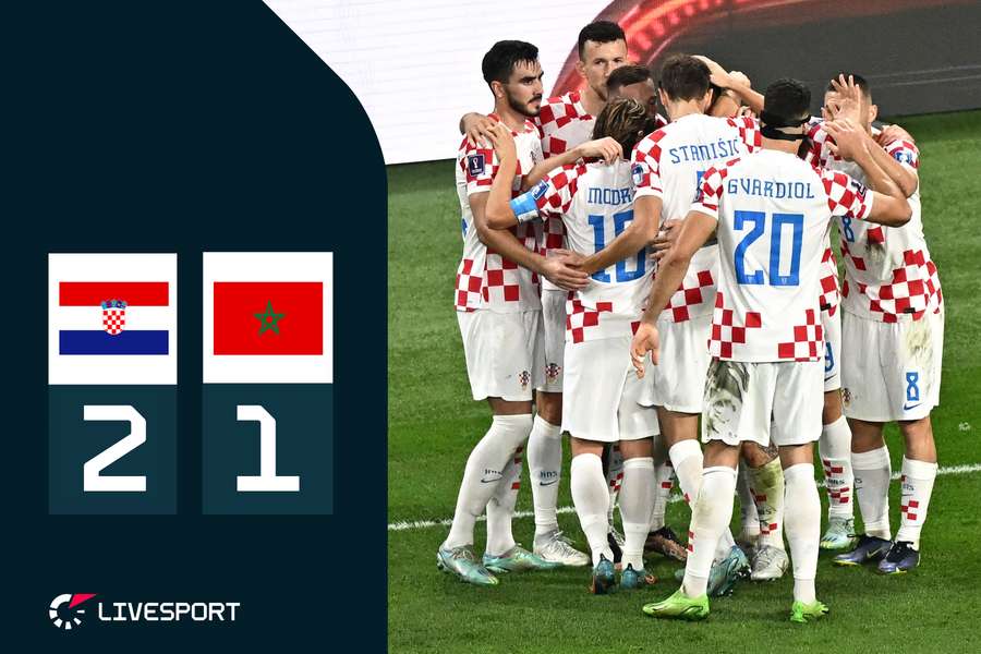 Chorvaté oslavují vítězný gól Mislava Oršiče.