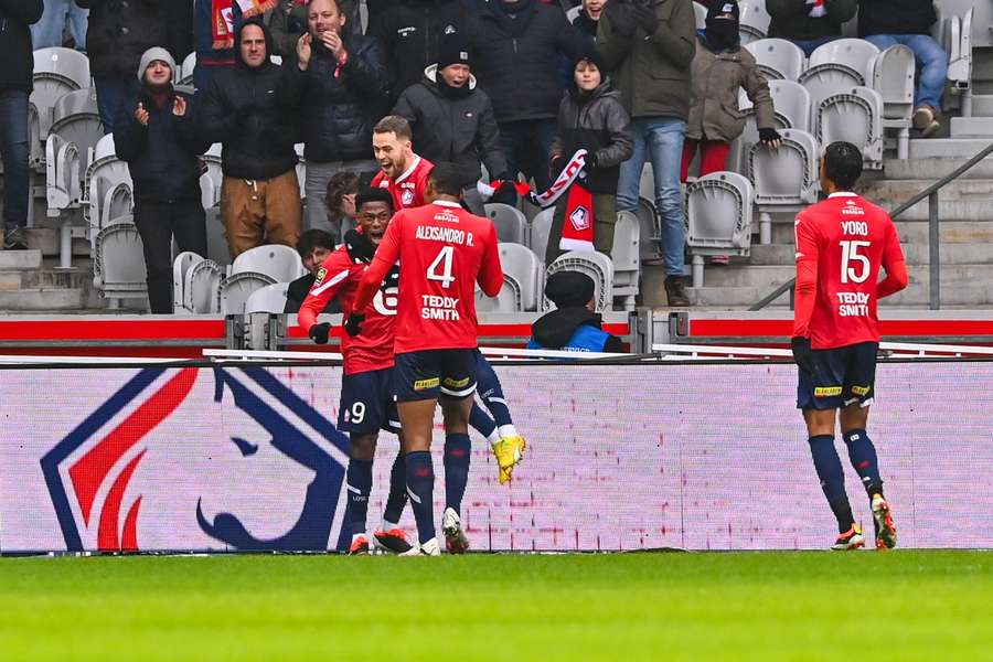 Jonathan David félicité par ses coéquipiers. Jonathan David félicité par ses coéquipiers.