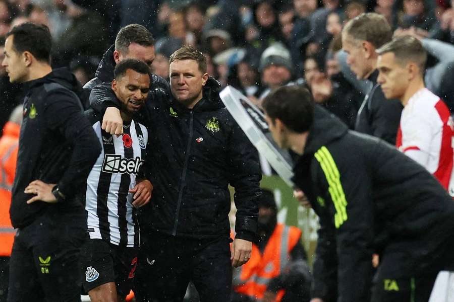 Howe et Murphy face à Arsenal.