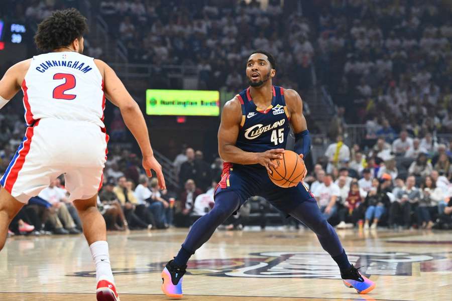 Donovan Mitchell, dos Cavaliers, executa um lançamento no Jogo 3 frente aos Detroit Pistons