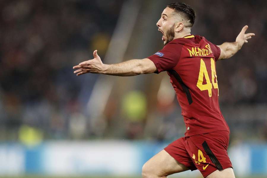 Kostas Manolas marcando contra el FC Barcelona en la Liga de Campeones.