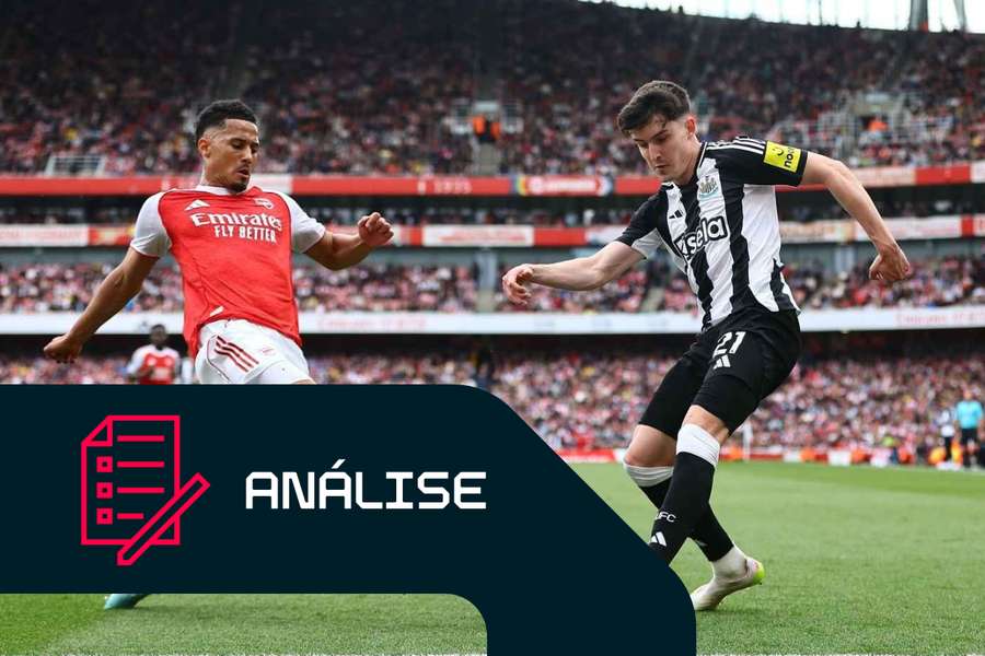 Tino Livramento, do Newcastle, compete com William Saliba, do Arsenal, pela bola