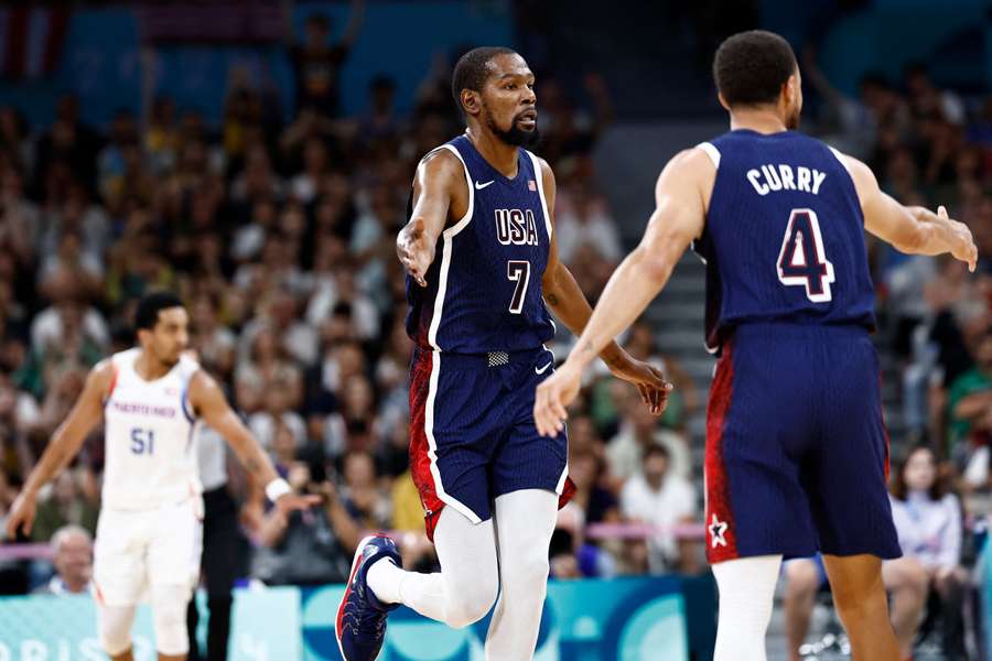 Durant e Curry contra Porto Rico