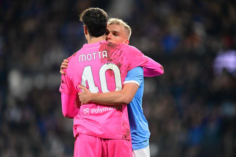 Isaksen abbraccia Motta