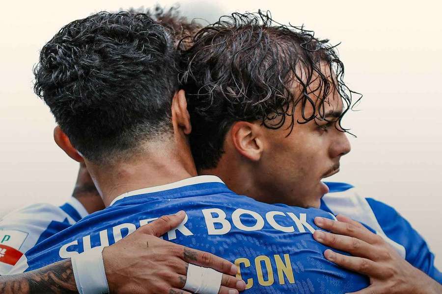 Farioli e plantel principal assistiu à partida
