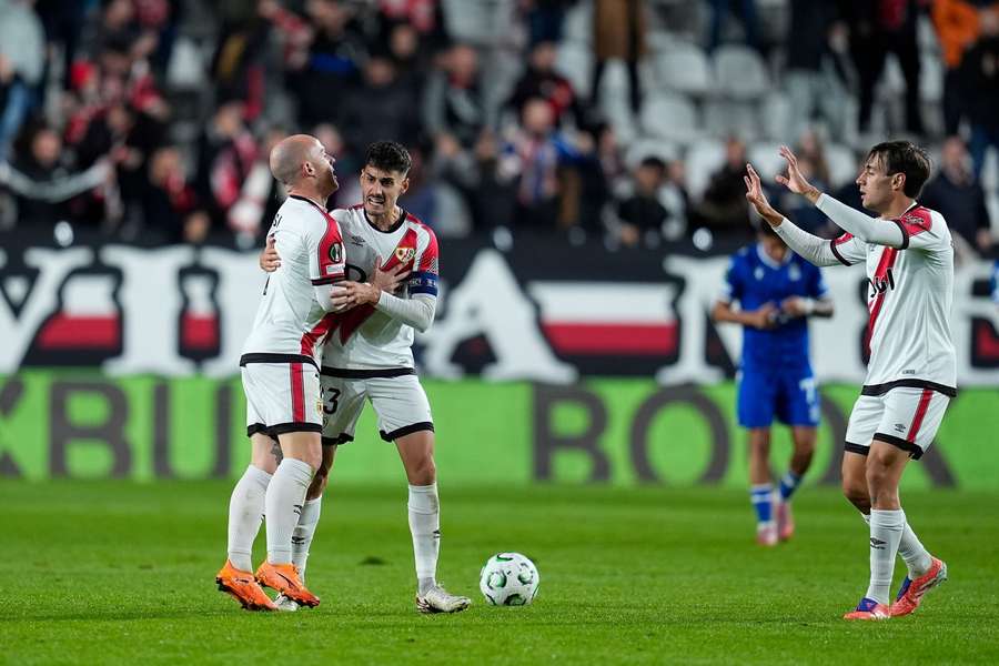 Rayo sa teší z vydretých troch bodov. Rayo sa teší z vydretých troch bodov.