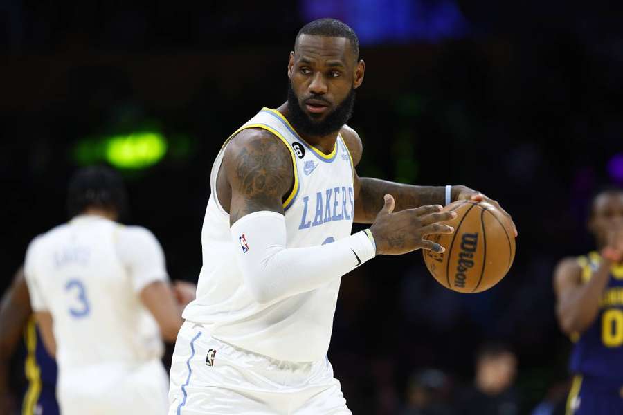 Lebron James ficará fora de boa parte da reta final dos Lakers na temporada regular