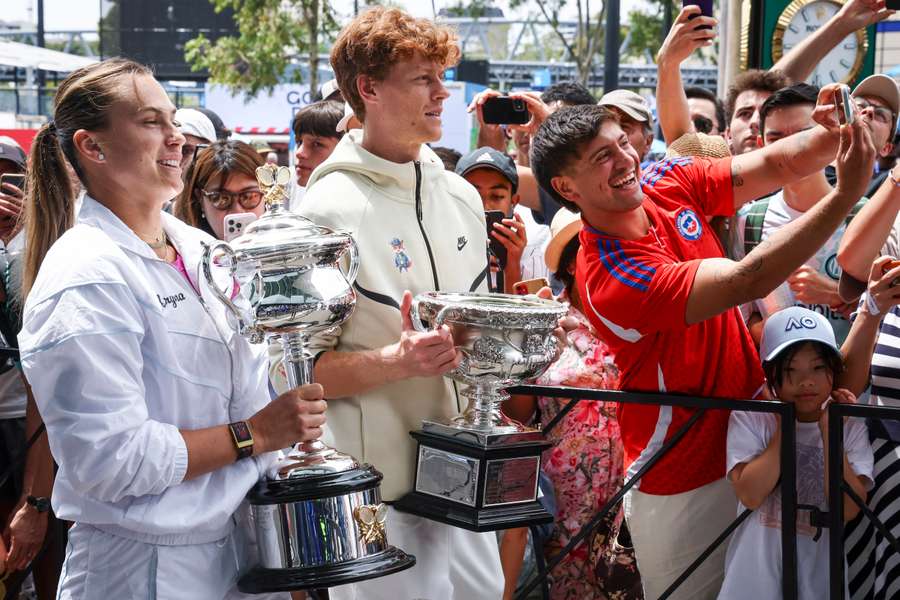 Sinner y Sabalenka, mostrando sus títulos