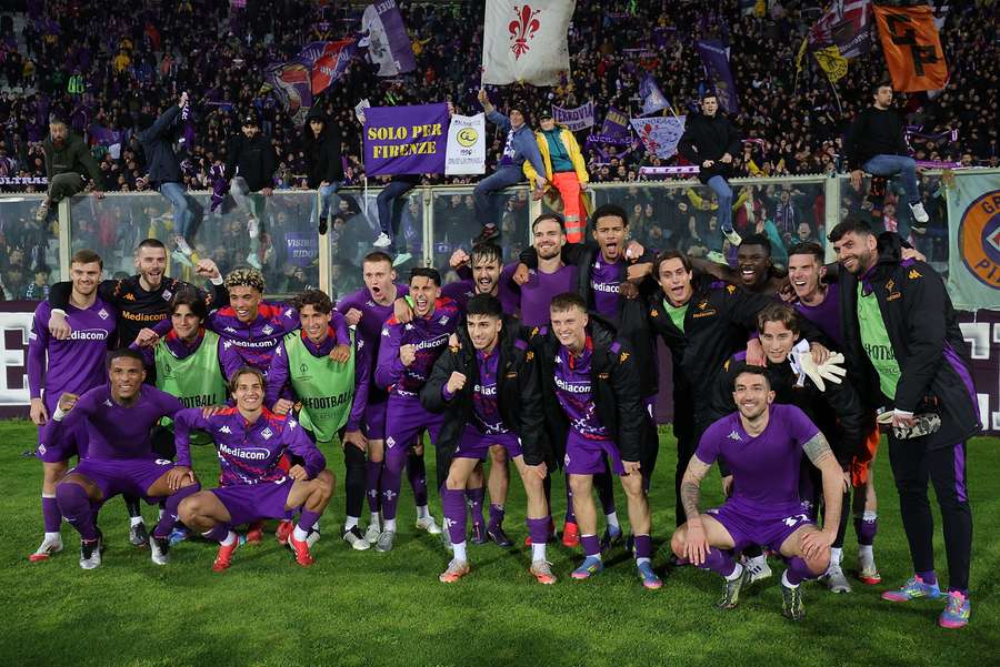 I giocatori della Fiorentina esultano dopo la partita contro il Celje