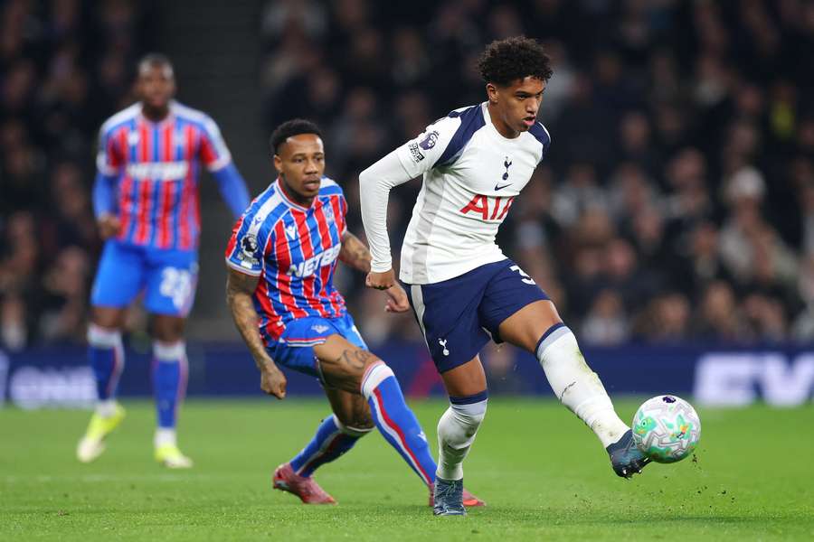 Souza em ação pelo Tottenham Souza em ação pelo Tottenham