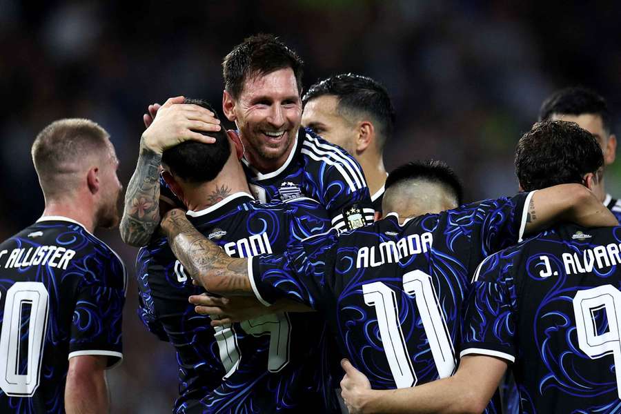 Messi in den Armen von Otamendi.