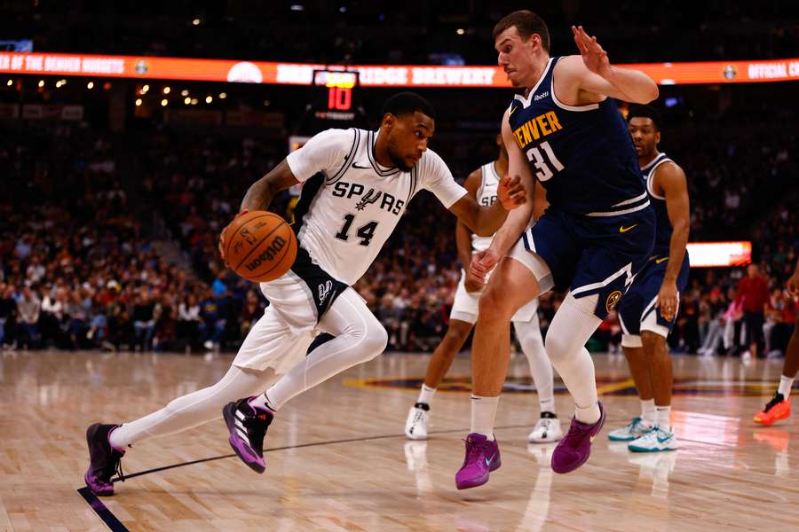 Spurs pokonali Nuggets, którzy dali odpocząć swoim liderom. Sochan nie zagrał