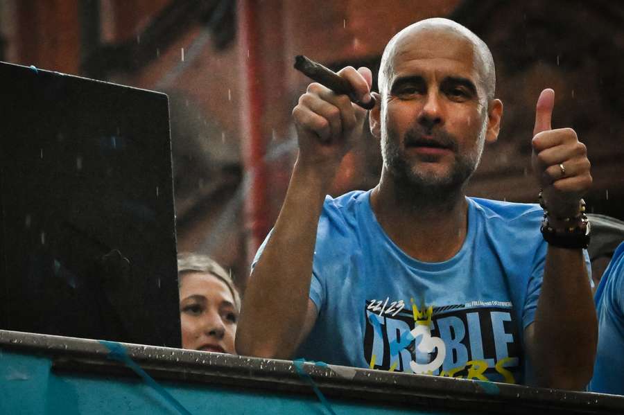 Menedżer Manchesteru City, Pep Guardiola, świętował zdobycie trofeum podczas poniedziałkowej parady w centrum miasta.
