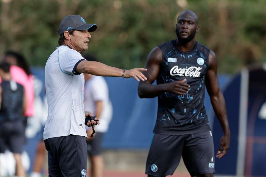 Antrenorul lui Napoli, Antonio Conte, cu Romelu Lukaku înainte de accidentarea gravă a jucătorului
