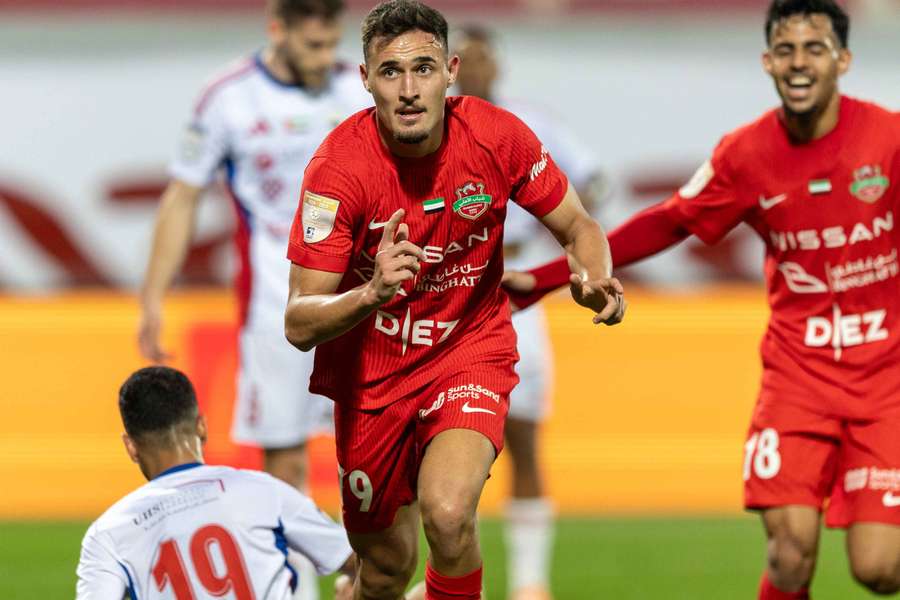 João Marcelo fechou o triunfo do Shabab Al-Ahli, com o 1-4 aos 87 minutos